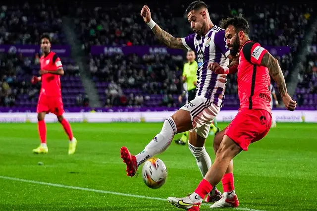 Sergio Le&oacute;n disputando un bal&oacute;n ante el jugador malaguista | Fuente: Real Valladolid