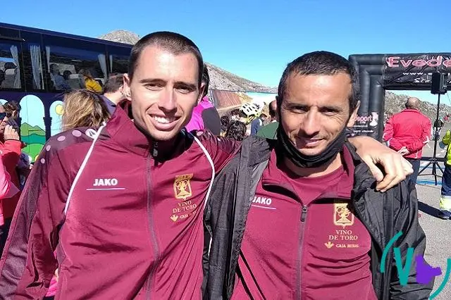 Los vallisoletanos Luis Enrique Melero y Ricardo Mayordomo celebran su victoria en la carrera en L'Angliru