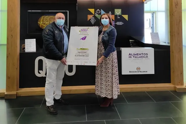 El Presidente de los hosteleros, Jaime Fern&aacute;ndez, y la Diputada de Agroalimentaci&oacute;n, Inmaculada Toledano, presentan el Campeonato de Golf 'Alimentos de Valladolid' | Fuente: Hosteler&iacute;a de Valladolid