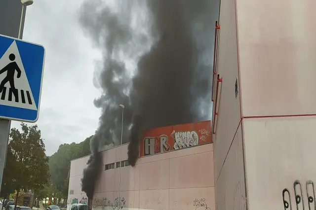 Incendio en un antiguo supermercado en Pinar de Jal&oacute;n | Fuente: Polic&iacute;a de Valladolid