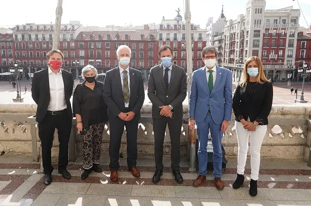 &Oacute;scar Puente junto con los representantes municipales de Valencia, Gij&oacute;n, Vitoria, Fuenlabrada y Logro&ntilde;o | Fuente: Ayuntamiento de Valladolid