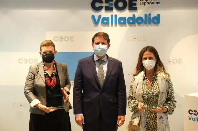 El presidente de la Junta, Alfonso Fern&aacute;ndez Ma&ntilde;ueco, junto a las premiadas Sonia Pascual y Beatriz Escudero | Fuente: jcyl
