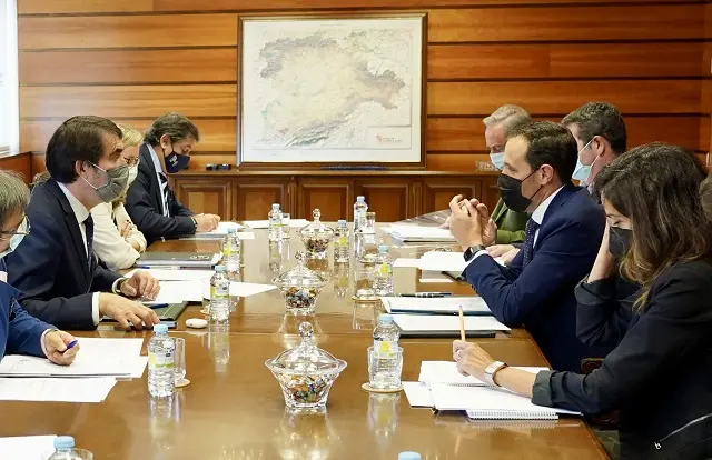 
El consejero de Fomento y Medio Ambiente, Juan Carlos Su&aacute;rez-Qui&ntilde;ones, reunido con el presidente de la Diputaci&oacute;n, Conrado &Iacute;scar | Fuente: jcyl