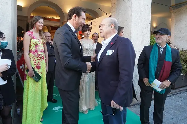 &Oacute;scar Puente saluda al actor Antonio Resines que asisti&oacute; al estreno de la 66 Seminci | Fuente: Ayuntamiento de Valladolid