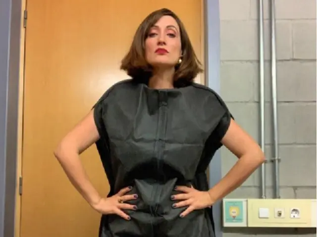 Ana Morgade posa con un porta trajes que luci&oacute; en la Seminci 