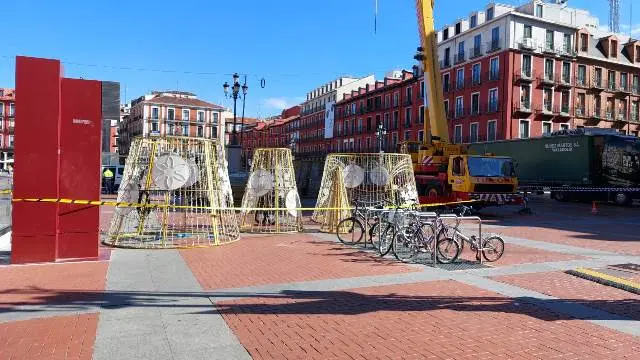Instalaci&oacute;n del &aacute;rbol de Navidad en la Plaza Mayor de Valladolid 