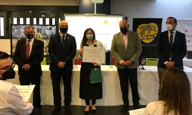 Isabel Soares recibe el premio a la mejor sumiller del curso profesional de la Escuela Internacional de Cocina