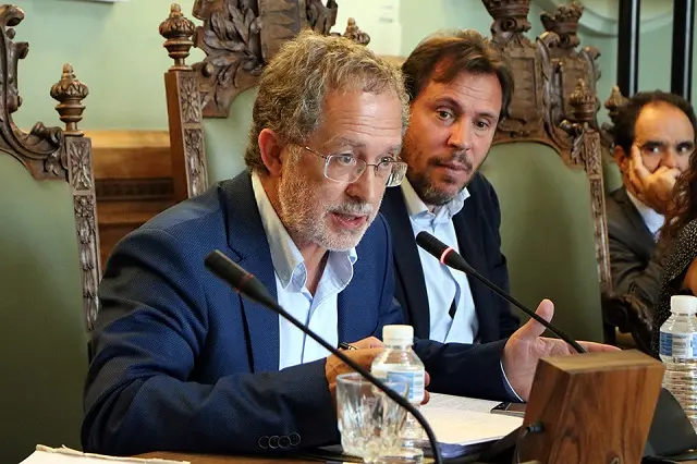 Manuel Saravia junto a &Oacute;scar Puente durante un pleno | Fuente: Valladolid Toma La Palabra