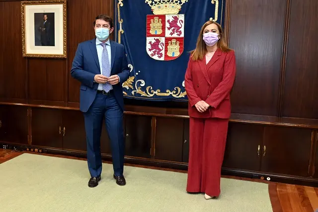 Reuni&oacute;n entre Alfonso Fern&aacute;ndez Ma&ntilde;ueco y Virginia Barcones | Fuente: jcyl