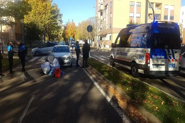 Los profesionales sanitarios atienden a la mujer herida | Fuente: Polic&iacute;a Municipal