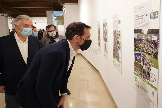 Valladolid. 22/11/2021. El presidente de la Diputaci&oacute;n de Valladolid, Conrado &Iacute;scar, y el presidente de la Asociaci&oacute;n Espa&ntilde;ola Contra el C&aacute;ncer de Valladolid, Artemio Dom&iacute;nguez, presentan en la Sala de Exposiciones Teresa Ortega Coca del Palacio de Pimentel, la exposici&oacute;n conmemorativa de los 60 a&ntilde;os de la AECC.
FOTO/DPV/Miguel &Aacute;ngel Santos
