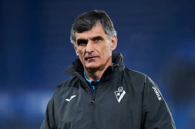 VITORIA-GASTEIZ, SPAIN - FEBRUARY 07: Head coach Jose Luis Mendilibar of SD Eibar looks on prior to the start the La Liga match between Deportivo Alaves and SD Eibar SAD at Estadio de Mendizorroza on February 07, 2020 in Vitoria-Gasteiz, Spain. (Photo by Juan Manuel Serrano Arce/Getty Images)