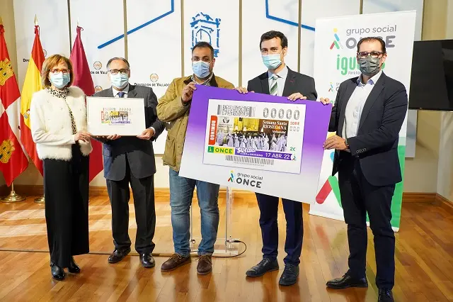 Valladolid. 5/04/2022. El diputado de Servicios Sociales e Igualdad y alcalde de Medina de Rioseco, David Esteban acompa&ntilde;ado del delegado territorial de la ONCE en Castilla y Le&oacute;n, Ismael P&eacute;rez, la presidenta del Consejo Territorial ONCE, Rosa Rubio, por el presidente de la Junta de Semana Santa de Medina de Rioseco, Antonio Herrera y por el Vicepresidente de la Hermandad  del Santo Sepulcro de Medina de Rioseco, Juli&aacute;n Acu&ntilde;a, presentan en la Sala de Recepciones del Palacio de Pimentel, el Cup&oacute;n de la ONCE dedicado a la Semana Santa de Medina de Rioseco. 
FOTO/DPV/Miguel &Aacute;ngel Santos