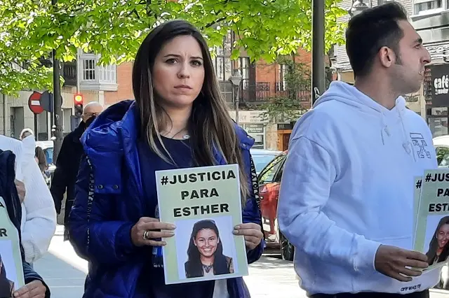 Prima de Esther L&oacute;pez a las puertas de los juzgados en Valladolid | Valladolid Plural