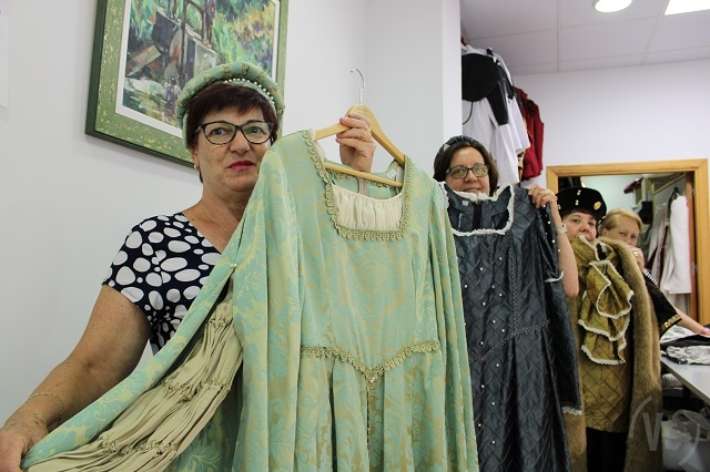 Las costureras muestran los trajes de &eacute;poca para la recreaci&oacute;n de Carlos V en Mojados | Valladolid Plural