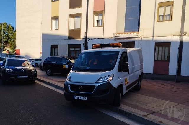 Los servicios funerarios trasladan el cuerpo de la mujer fallecida | Valladolid Plural