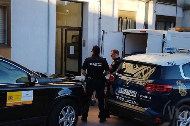 Agentes de la Polic&iacute;a Nacional a las puertas de la vivienda en La Rondilla | Valladolid Plural