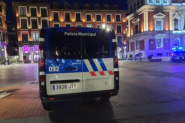 Furg&oacute;n de la Polic&iacute;a Municipal de Valladolid en la Plaza Mayor | Valladolid Plural