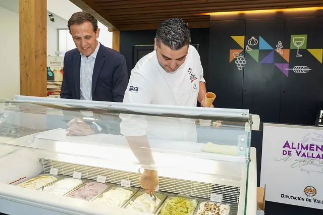 Valladolid. 27/7/2022. Edificio Q-BO Alimentos de Valladolid   El presidente de la Diputaci&oacute;n de Valladolid presenta los helados artesanos de Xocoreto realizados con productos de Alimentos de Valladolid. FOTO/DPV/Miguel &Aacute;ngel Santos