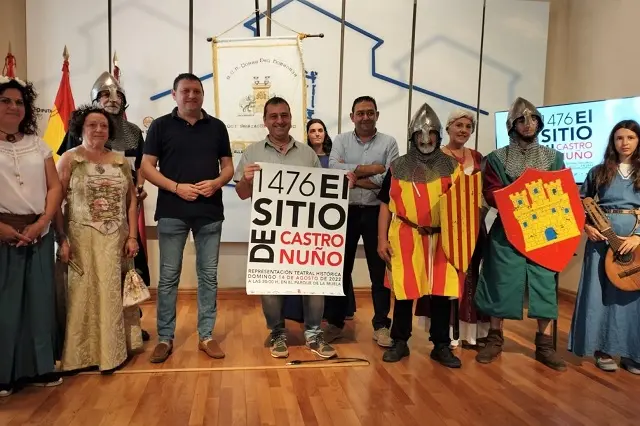 El alcalde de Castronu&ntilde;o junto al diputado de Personal presentan '1476, el Sitio de Castronu&ntilde;o' | Valladolid Plural