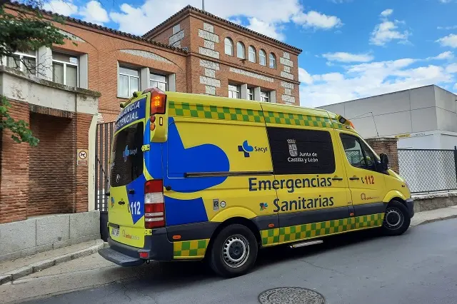 Ambulancia junto a un centro de salud de Medina del Campo | Valladolid Plural