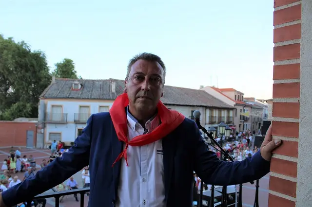 Fernando de la Cal, alcalde de Aldeamayor, en el balc&oacute;n del Ayuntamiento | Valladolid Plural