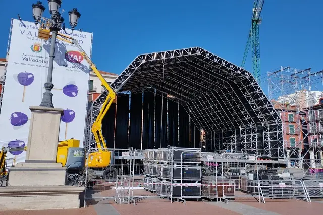 Montaje del escenario de fiestas de la Plaza Mayor | Valladolid Plural