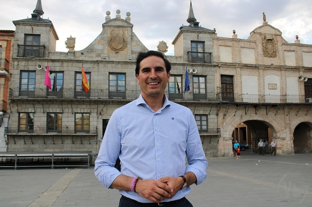 Guzm&aacute;n G&oacute;mez, alcalde de Medina del Campo, junto al Consistorio | Valladolid Plural
