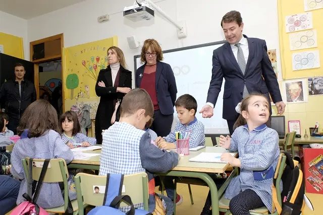 Ma&ntilde;ueco durante una visita a una escuela infantil | Fuente: Junta de Castilla y Le&oacute;n