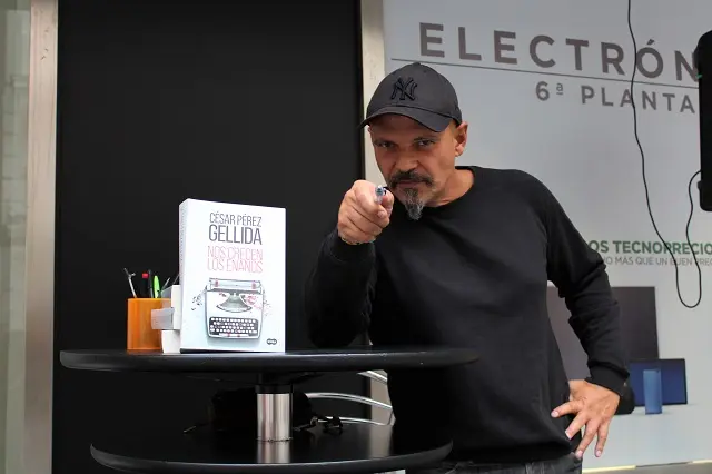 El escritor vallisoletano C&eacute;sar P&eacute;rez Gellida durante la firma de libros en El Corte Ingl&eacute;s de Constituci&oacute;n | Valladolid Plural