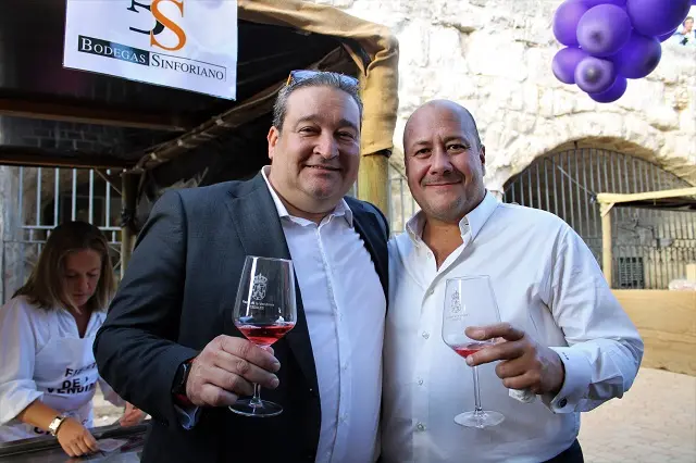 El alcalde de Cigales, Jos&eacute; Ignacio Fern&aacute;ndez, y el gobernador civil de Jalisco, Enrique Alfaro, durante la Feria del Vino | Valladolid Plural