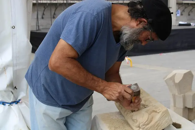 El escultor Rodrigo de la Torre en la Feria de Productos de Medina del Campo | Valladolid Plural
