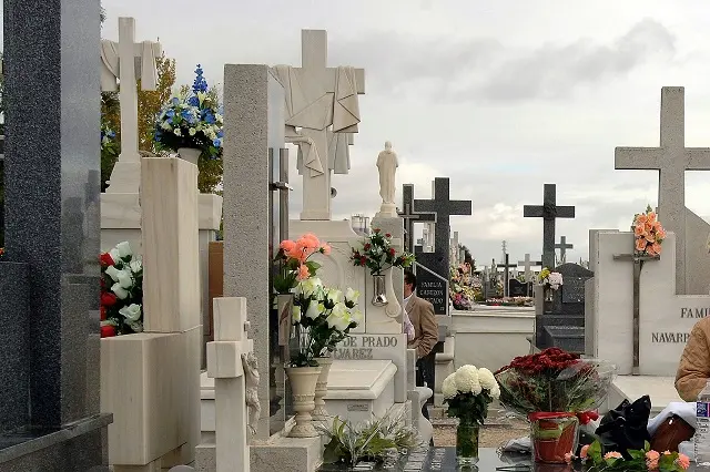 FOTO CARLOS ARRANZ.
CEMENTERIO DEL CARMEN,DIA DE TODOS LOS SANTOS