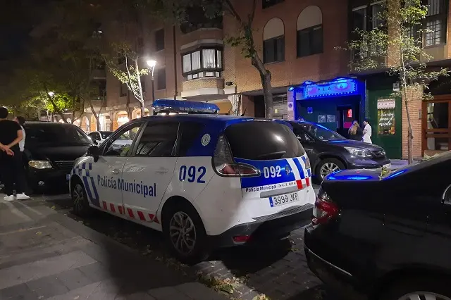 Patrulla de la Polic&iacute;a Municipal en la puerta del bar Plat&oacute; | Valladolid Plural