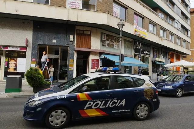 Coche patrulla de la Polic&iacute;a Nacional a la altura de la calle Angustias 9 | Valladolid Plural