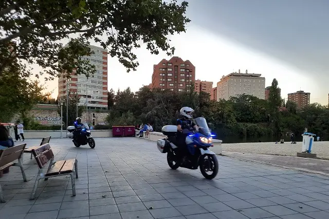 Patrulla de la Polic&iacute;a Municipal en la zona de Las Moreras | Valladolid Plural