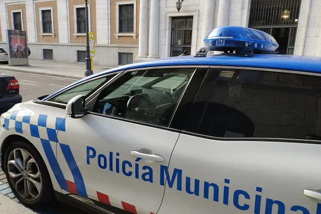 Coche de la Polic&iacute;a Municipal de Valladolid en las inmediaciones de la Audiencia Provincial | Valladolid Plural