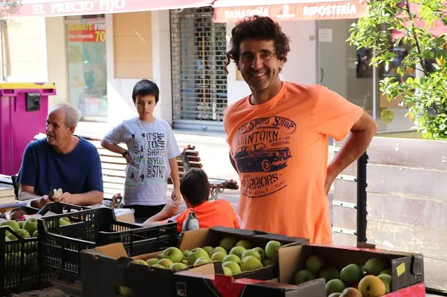 Alberto Lentijo en su puesto en el Ecomercado de Valladolid | Fuente: Alimenta Valladolid