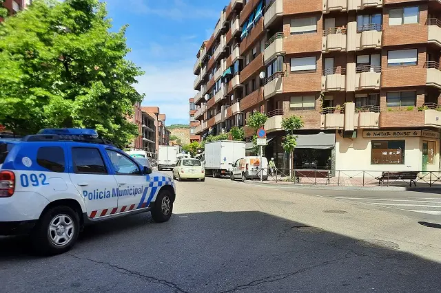 Agentes de la Polic&iacute;a Municipal en la calle Fuente el Sol de La Victoria | Valladolid Plural