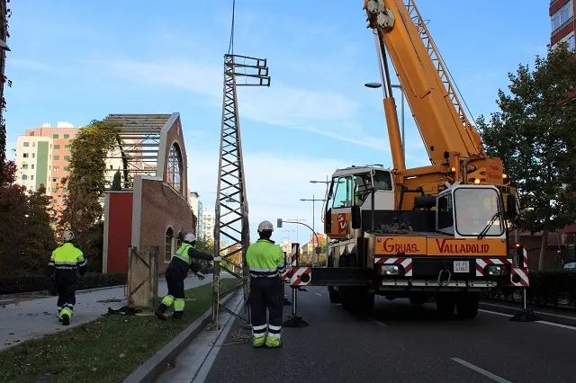 Desmontaje y retirada de las torres el&eacute;ctricas del Paseo Arco de Ladrillo | Valladolid Plural