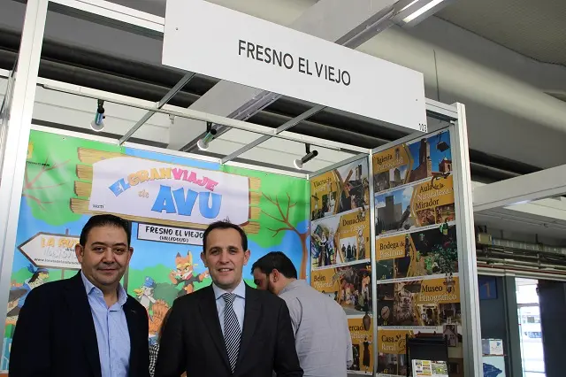 El alcalde de Fresno el Viejo junto al presidente de la Diputaci&oacute;n de Valladolid en el stand de la localidad | Valladolid Plural