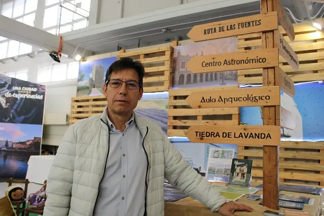 El alcalde de Tiedra, Nunilo Gato, en el stand de INTUR | Valladolid Plural