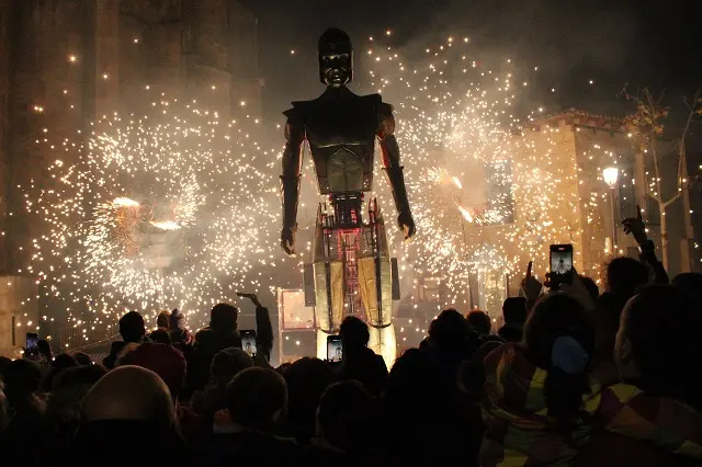 Espect&aacute;culo de fuego de 'Aquiles' para dar la bienvenida a la Navidad en Cigales | Valladolid Plural