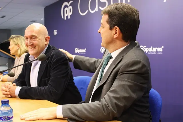 Fern&aacute;ndez Ma&ntilde;ueco y Jes&uacute;s Julio Carnero durante la presentaci&oacute;n de la candidatura | Valladolid Plural