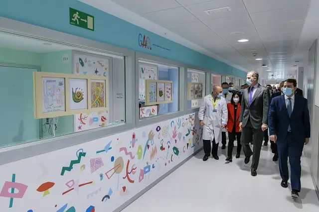 Ma&ntilde;ueco junto al Rey en la visita al nuevo edificio del Hospital de Salamanca