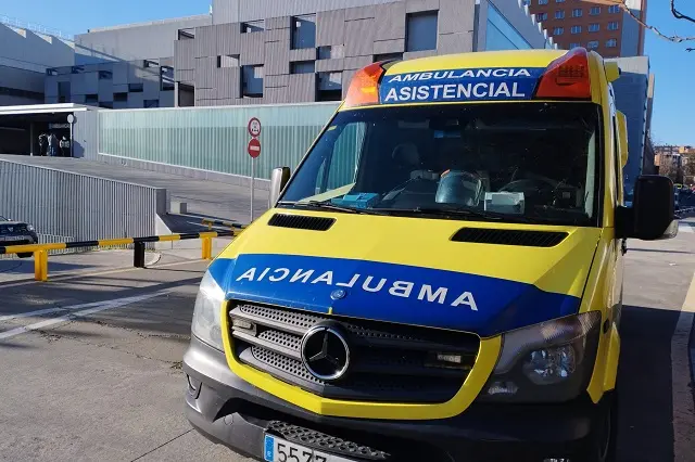 Ambulancia en las inmediaciones del Hospital Cl&iacute;nico | Valladolid Plural