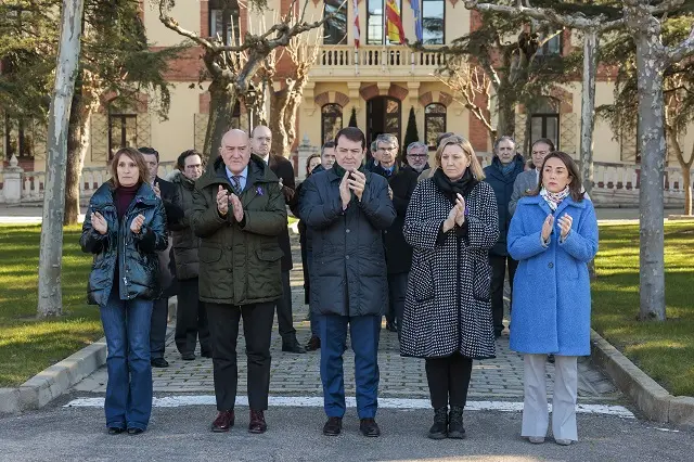 Minuto de silencio en la sede de la Presidencia de la Junta de Castilla y Le&oacute;n en Valladolid