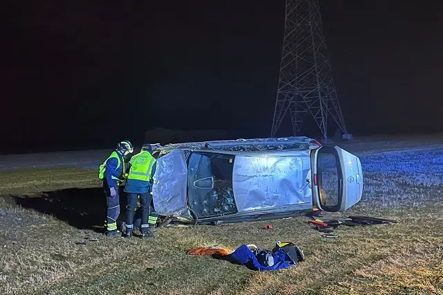 Imagen del vuelco entre Cigales y Cabez&oacute;n | Fuente: Bomberos Diputaci&oacute;n de Valladolid