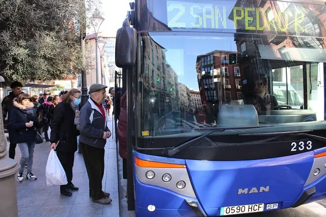Primer d&iacute;a sin el uso obligatorio de la mascarilla en el transporte p&uacute;blico | Valladolid Plural