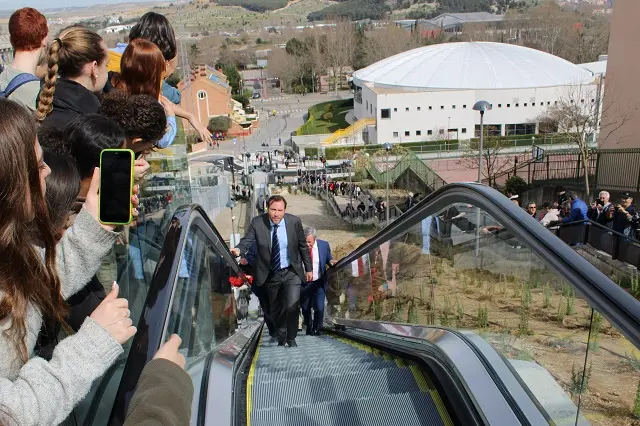Momento en el que Puente sub&iacute;a a pie por el fallo en las escaleras mec&aacute;nicas de Parquesol | Valladolid Plural